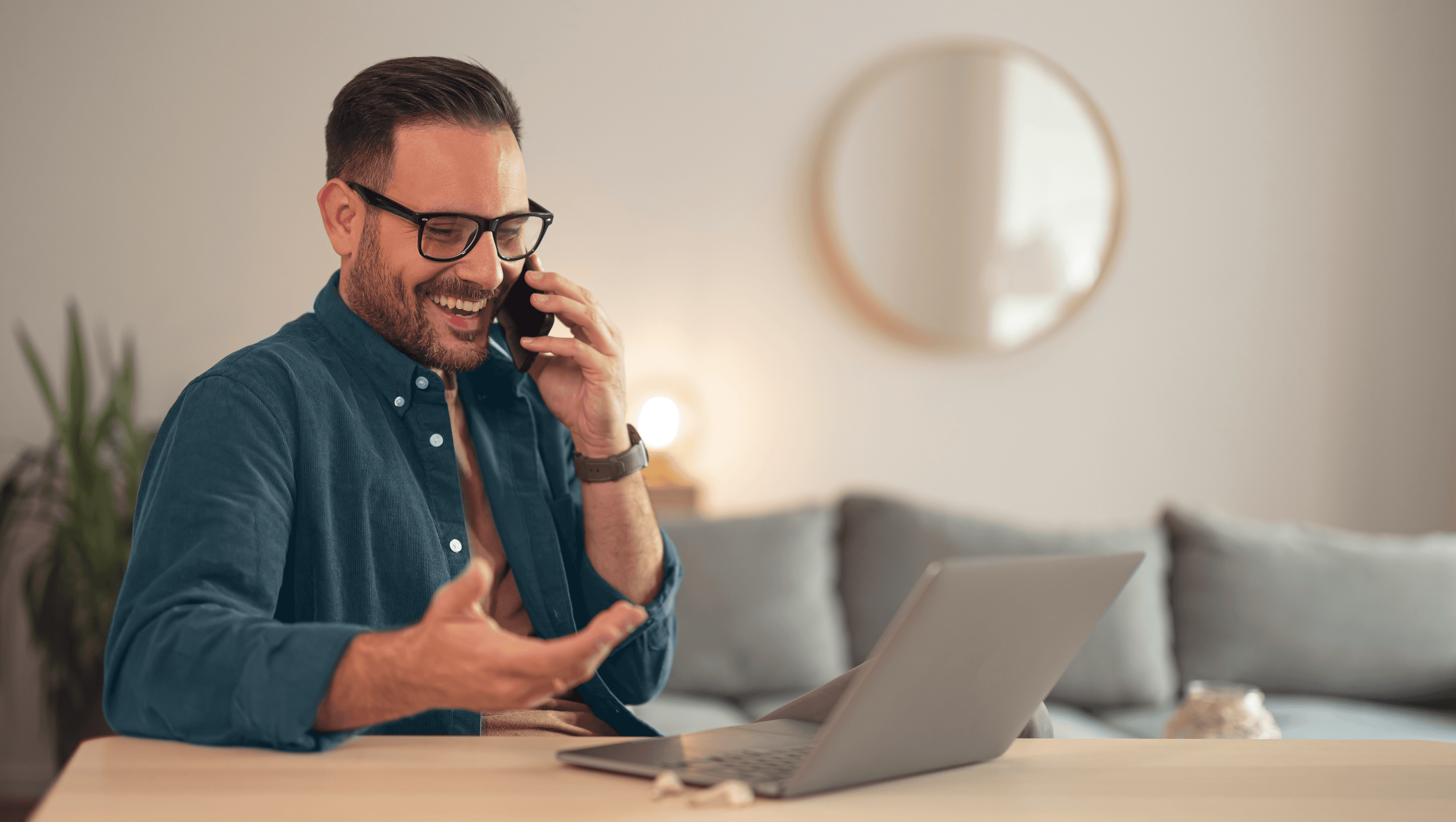 Headerbild zeigt einen Mann vor dem Laptop im Homeoffice, der mit dem Handy telefoniert und seine Arbeitszeit mit askDANTE trackt.