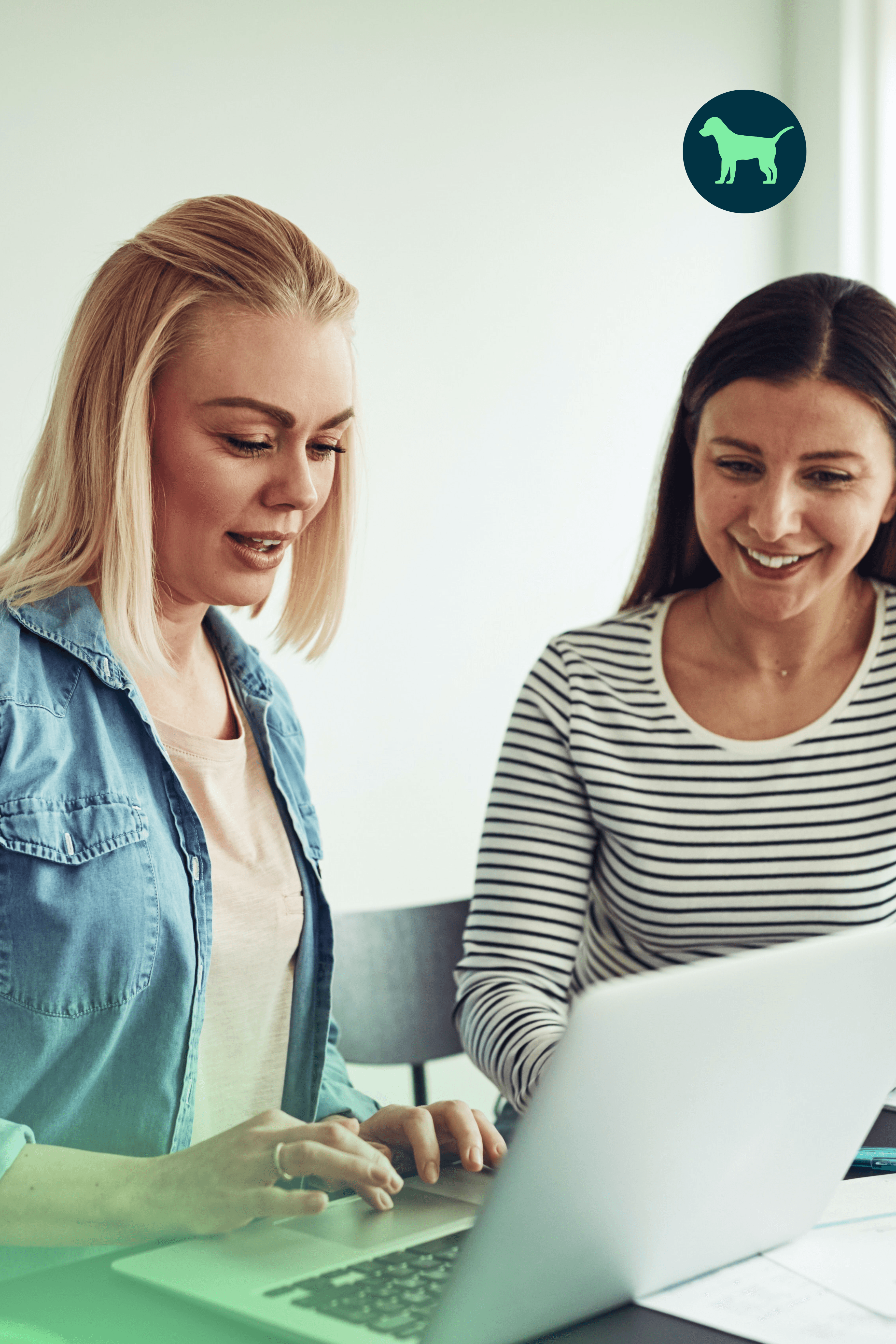 Zwei Mitarbeiterinnen arbeiten mit der Zeiterfassungssoftware askDANTE am Laptop.