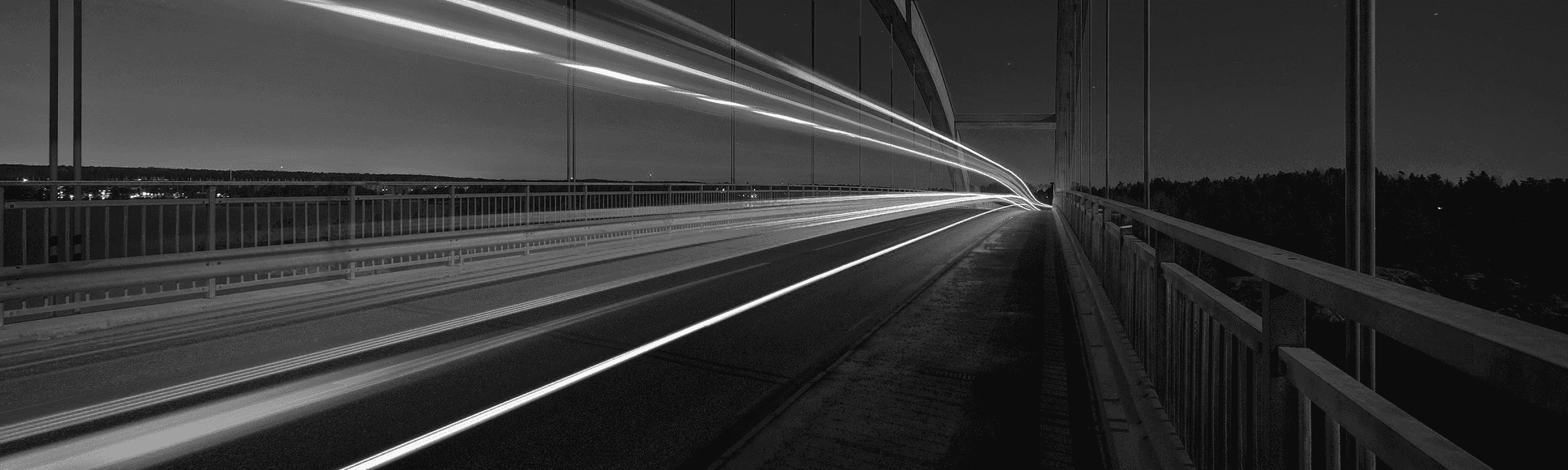 Header mit Darstellung einer Straße auf Brücke.