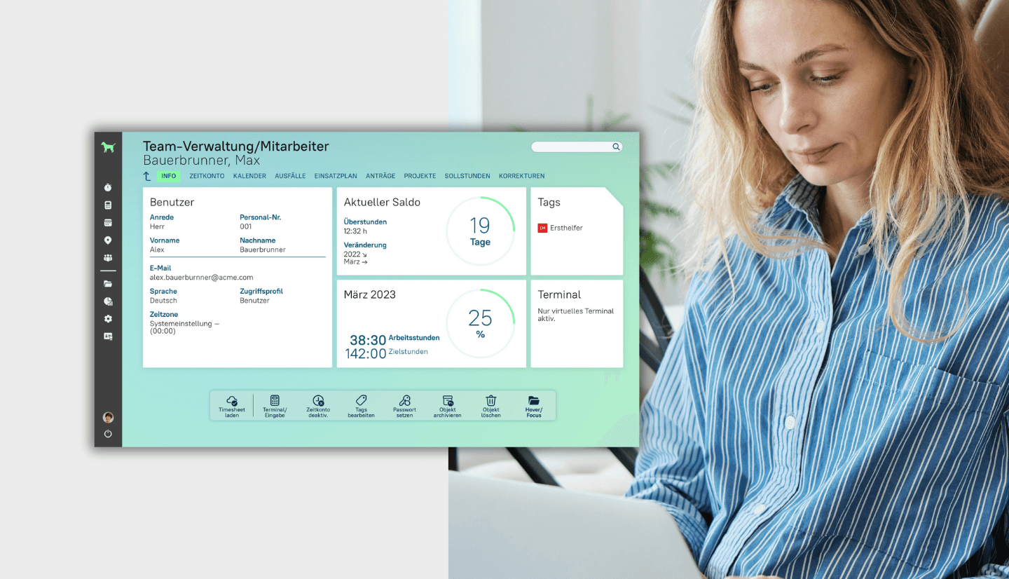 HR Managerin sitzt am Laptop. Ăśber der Grafik ist ein Screenshot aus askDANTE gesetzt, das das die Zeitdaten im Zeitkonto zeigt.